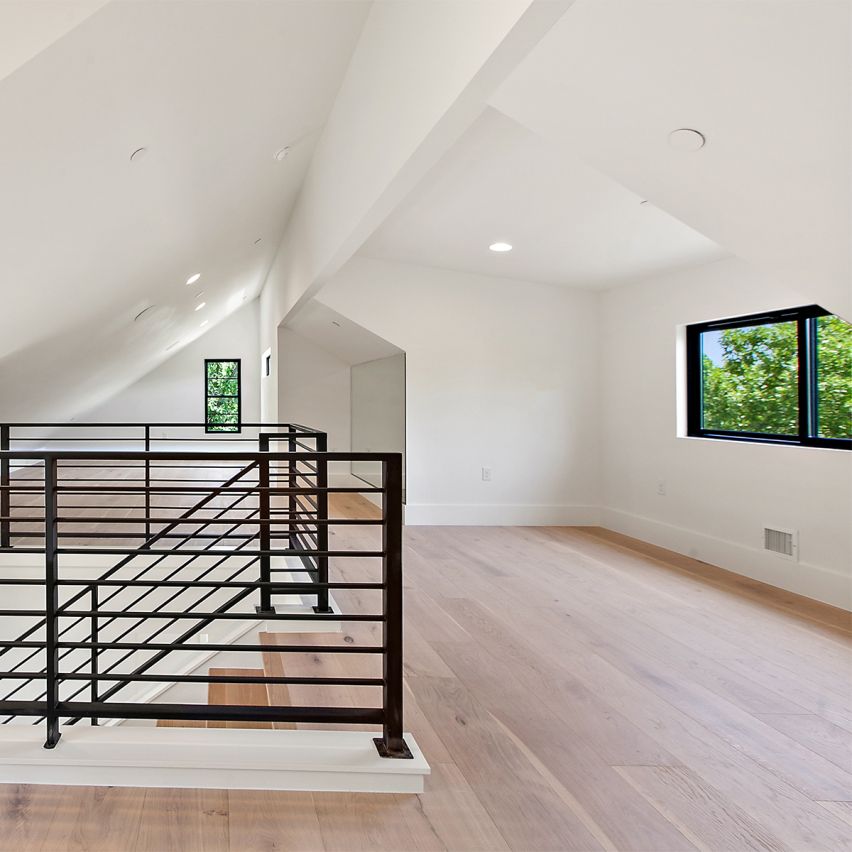 Wire Brushed Carmel White Oak Flooring - 9.5