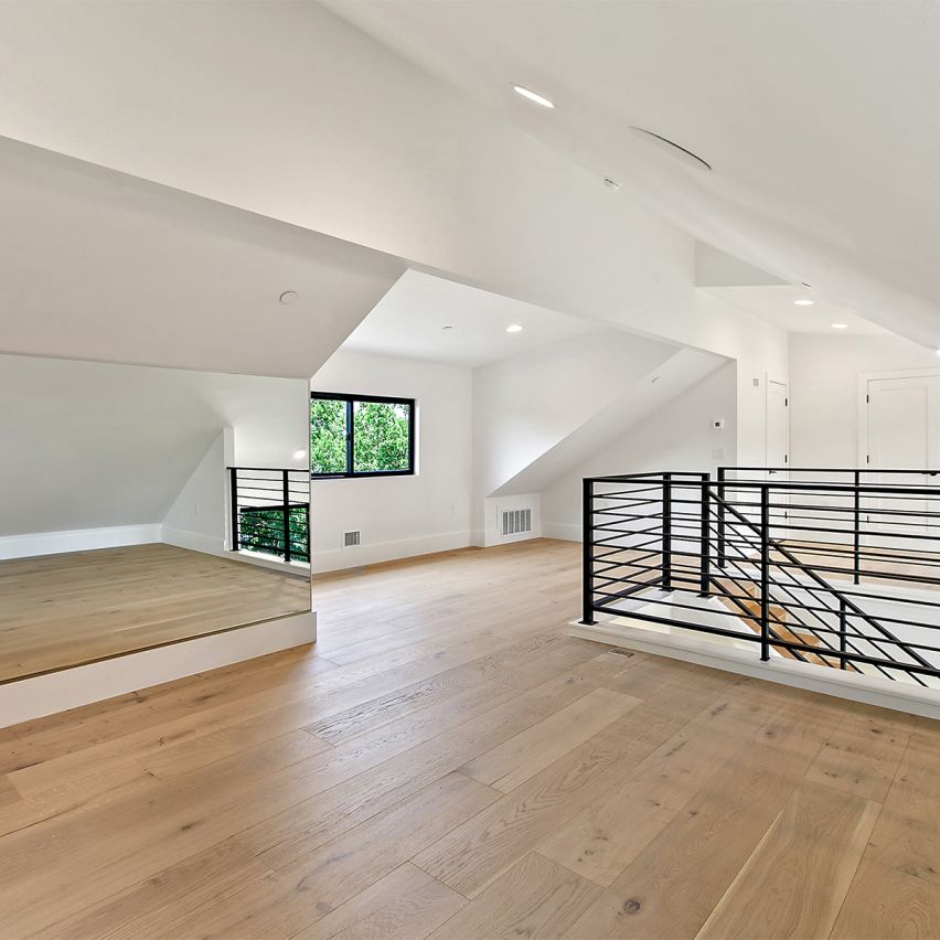 Wire Brushed Carmel White Oak Flooring - 9.5