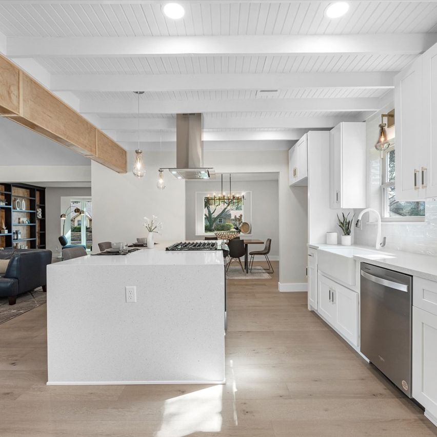 Wire Brushed Meribel White Oak Flooring - 7.5