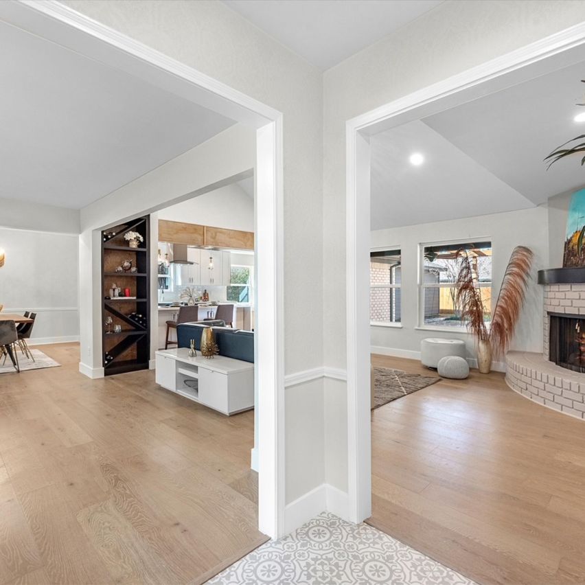 Wire Brushed Meribel White Oak Flooring - 7.5