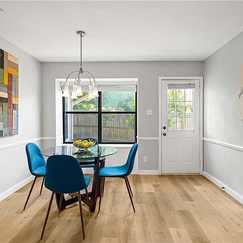 Wire Brushed Everest White Oak Rigid Core Vinyl
